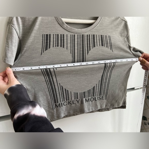 Women’s Gray Cropped Mickey Mouse Disney T-Shirt! - Picture 3 of 6